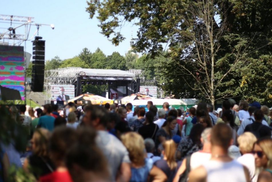 Bystrica je plná ľudí: Na bezpečnosť dohliadajú policajti