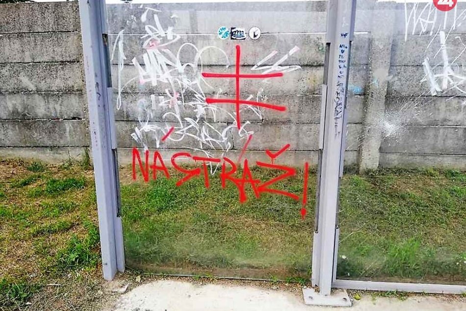 SNP si uctil partizánskou akciou: Aktivista naprával škody po vandaloch