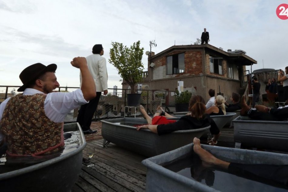 Diváci si vychutnali operu ležiac vo vaniach s teplou vodou