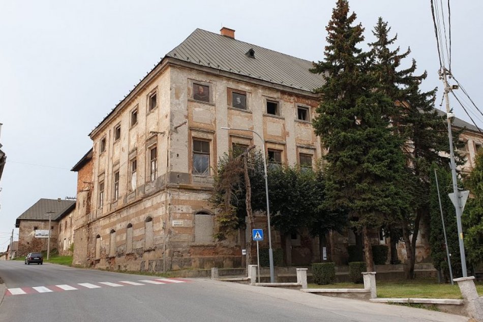 V OBRAZOCH: Coburgovský kaštieľ v Jelšave s portrétom cára Ferdinanda I. Coburga