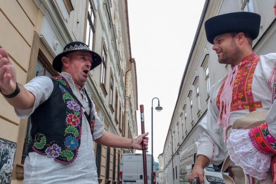 V OBRAZOCH: Deň kroja v Bystrici nepokazilo ani počasie. Prekonal rekord