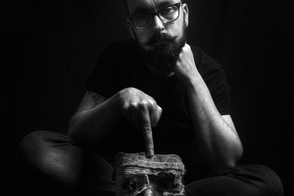 Peter Murín tvorí hororové masky a umelecké fotografie