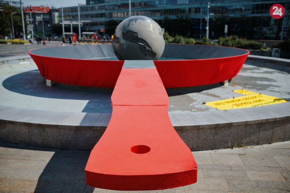 Zemeguľa pred prezidentským palácom skončila na panvici