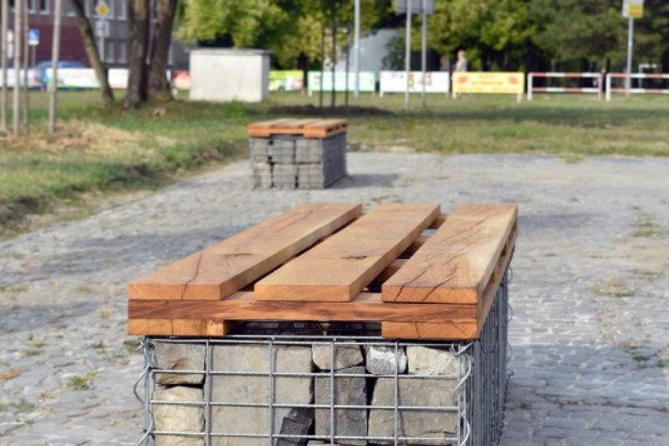 Nové lavičky pred kinom Mier