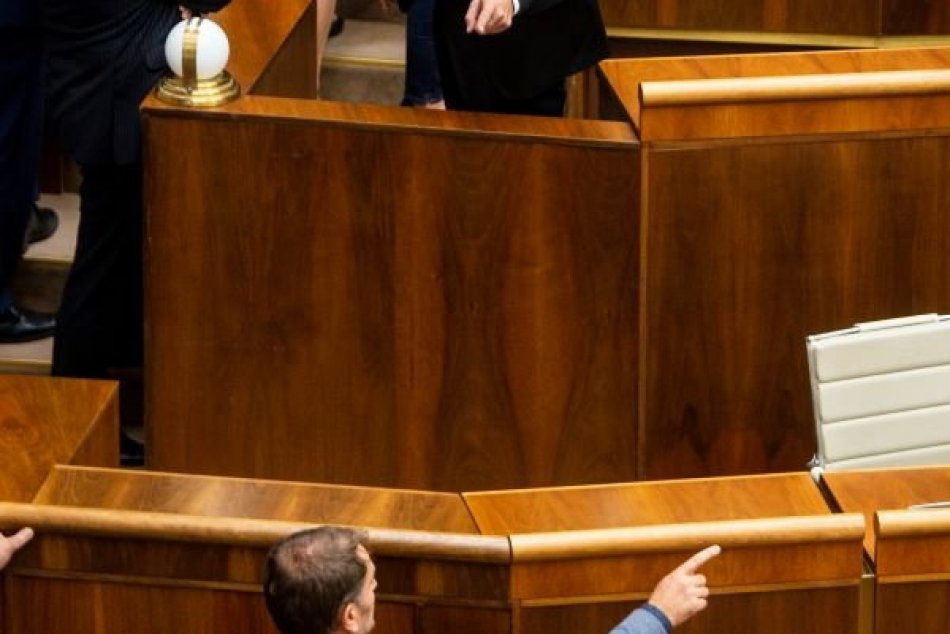 Slovná prestrelka medzi poslancami