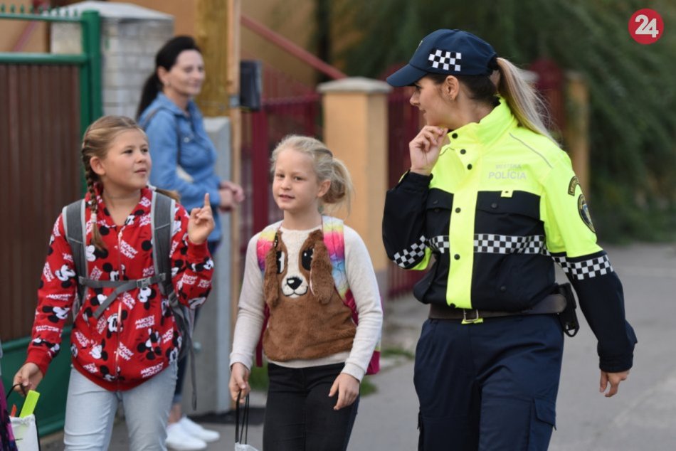 Trnavskí školáci si vyskúšali cestu do školy pešibusom