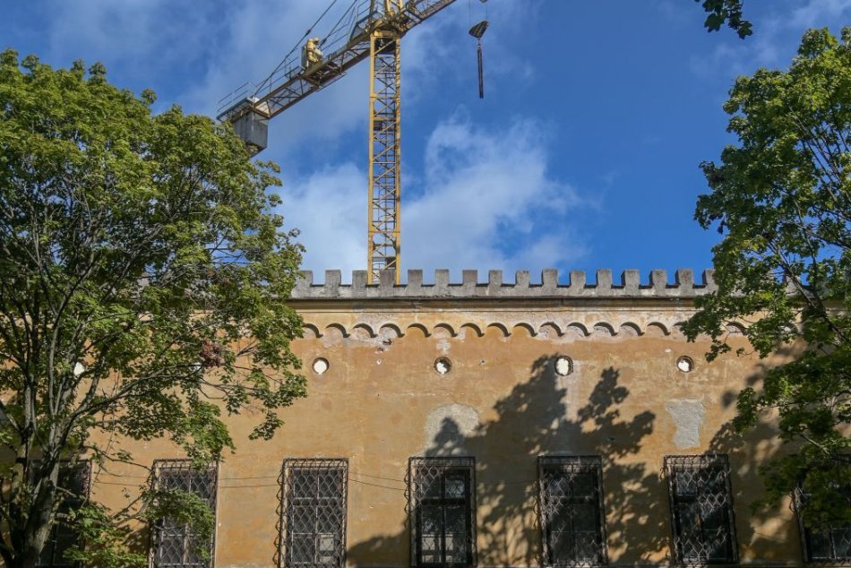 V OBRAZOCH: Kaštieľ Radvanských na sídlisku Radvaň v Banskej Bystrici