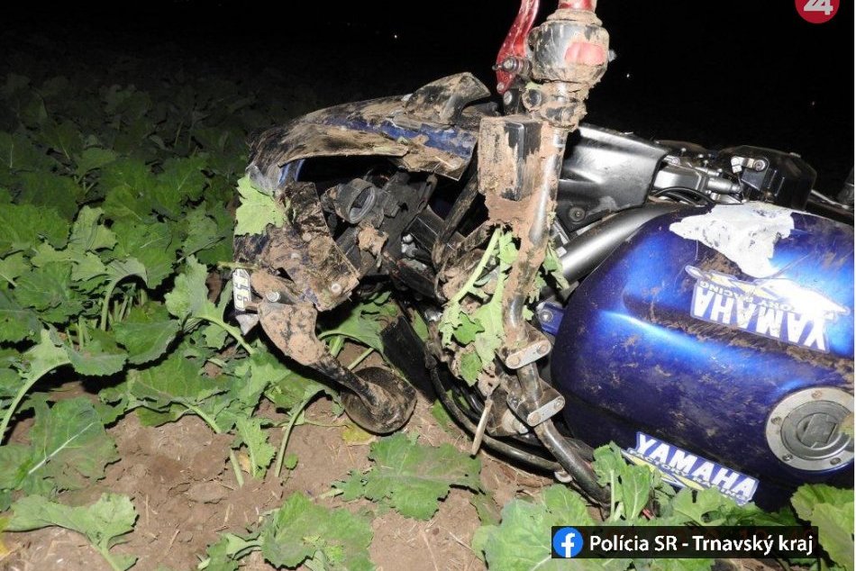 Ťažko zranený motorkár skončil v poli