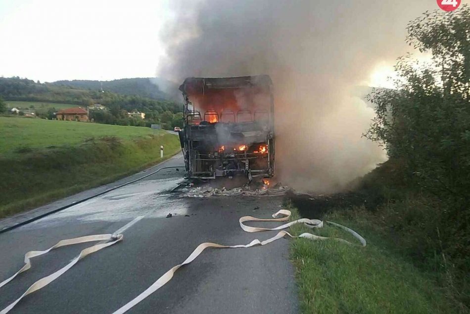 Hasiči zasahovali pri požiari autobusu: Pozrite si FOTKY z miesta