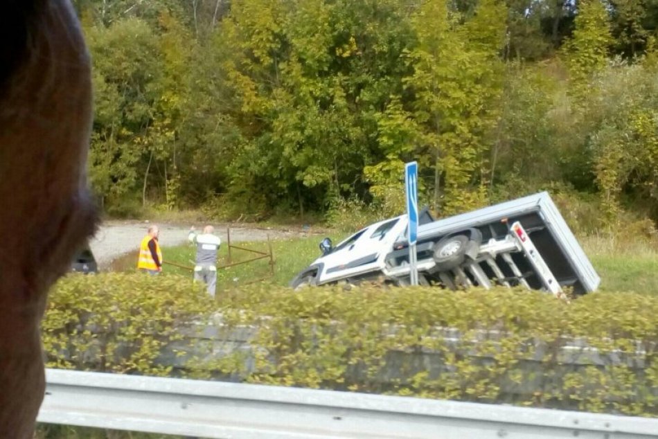 V OBRAZOCH: Pri Bystrici skončila dodávka mimo cesty