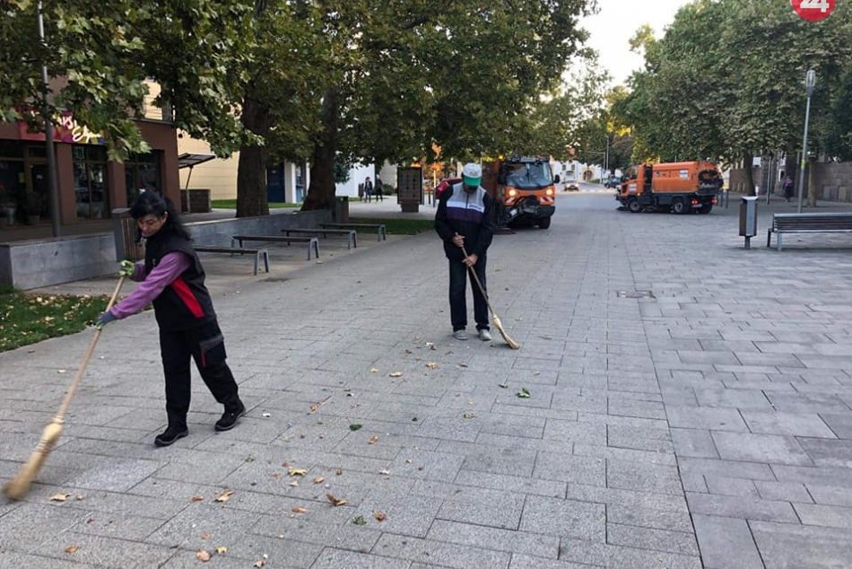 Šaľa začala s jesennými prácami: Radnica skrášľuje zeleň aj chodníky, FOTO