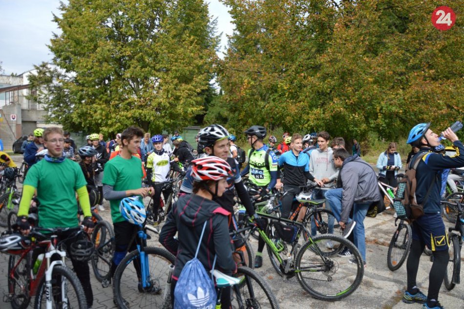 V OBRAZOCH: Ulicami Bystrice šliapali do pedálov stovky študentov