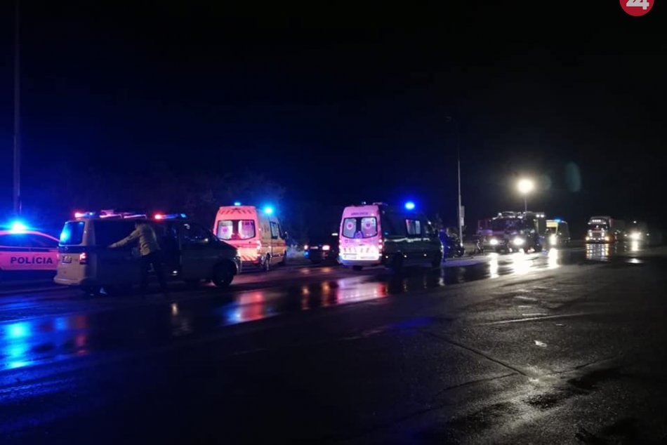 FOTO z miesta: Pri nehode taxíka a auta sa zranilo niekoľko ľudí