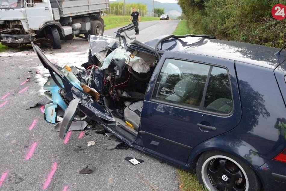 Policajné zábery z miesta zrážky auta s nákladiakom
