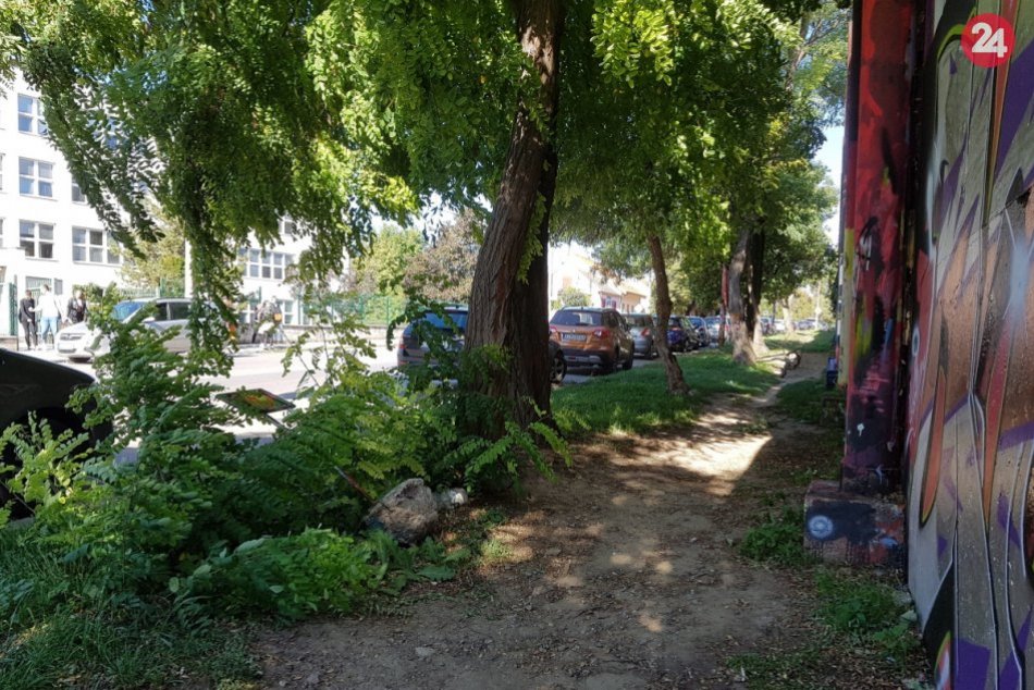 Na Špačinskej pri protihlukovej stene vznikne parkovisko