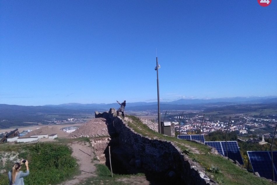 V OBRAZOCH: Pustý hrad je prvou stredovekou pamiatkou s kamerou Živej panorámy