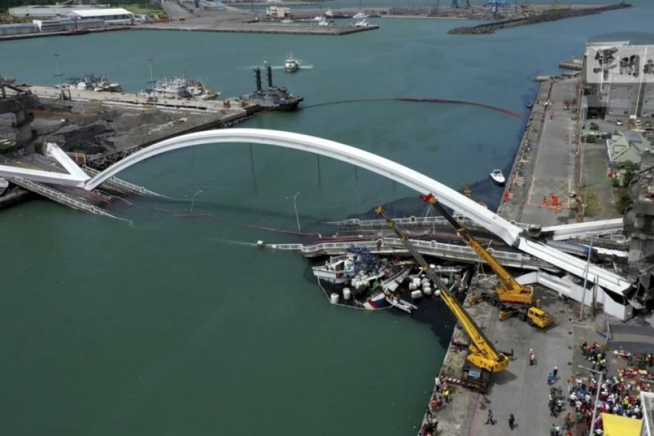 Pri zrútení mosta sa zranilo najmenej 12 ľudí