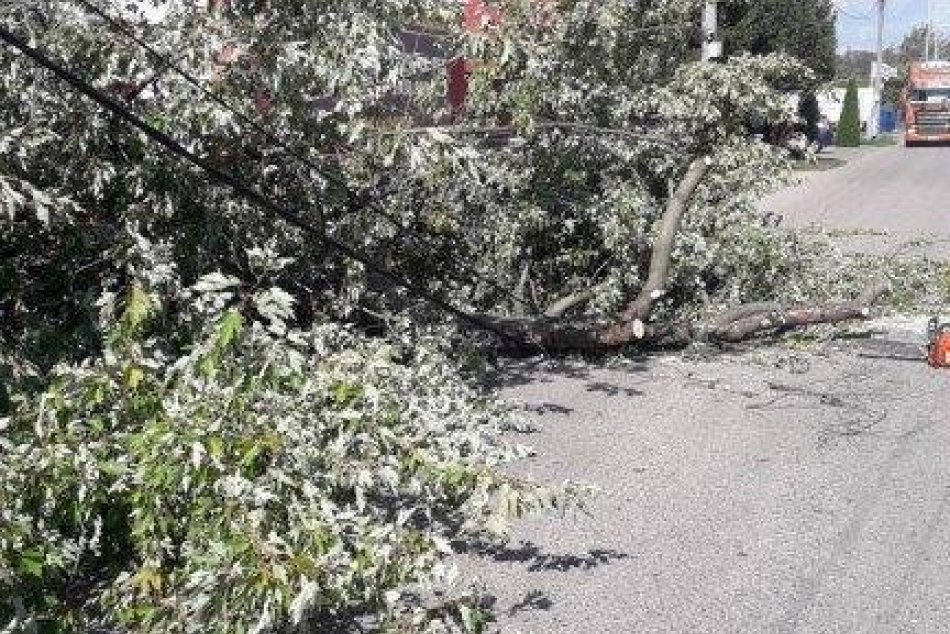 Víchrica napáchala materiálne škody aj v Nových Zámkoch