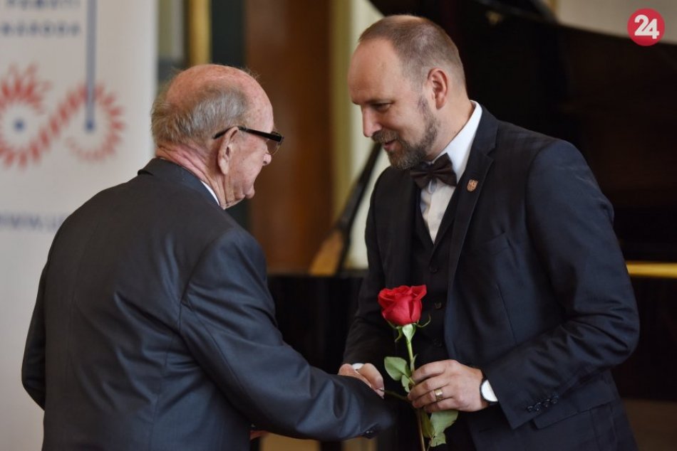 V Trnavskom kraji odovzdal ÚPN pamätné dekréty a medaily