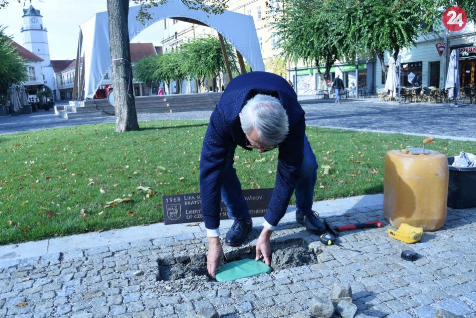 FOTO: Informačná doska upozorňuje na Lipu slobody uprostred Mierového námestia