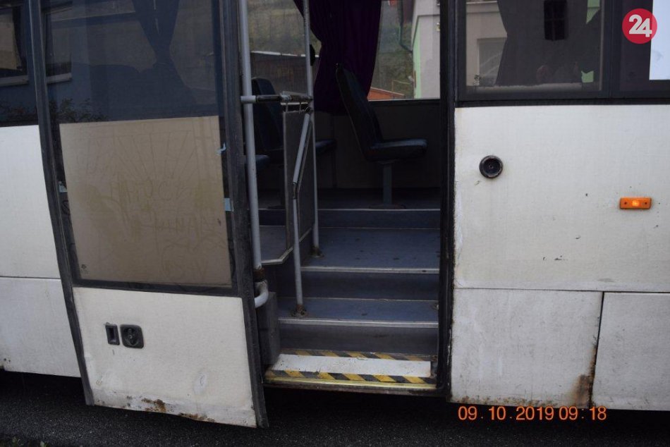 Z tohto autobusu vypadlo 11 ročné dievča!