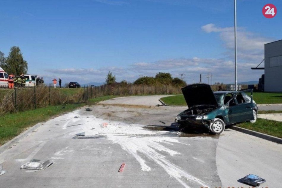 Auto sa pri nehode niekoľkokrát prevrátilo