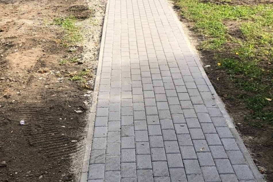 Šalianske chodníky vynovujú: O ich opravu sa stará miestna firma, FOTO