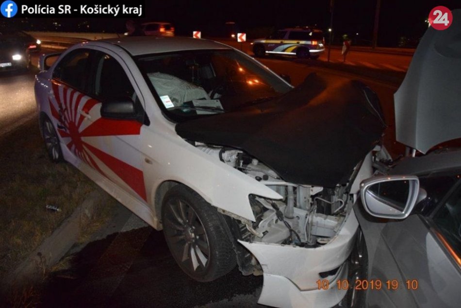 Čelná zrážka dvoch áut, zábery z miesta