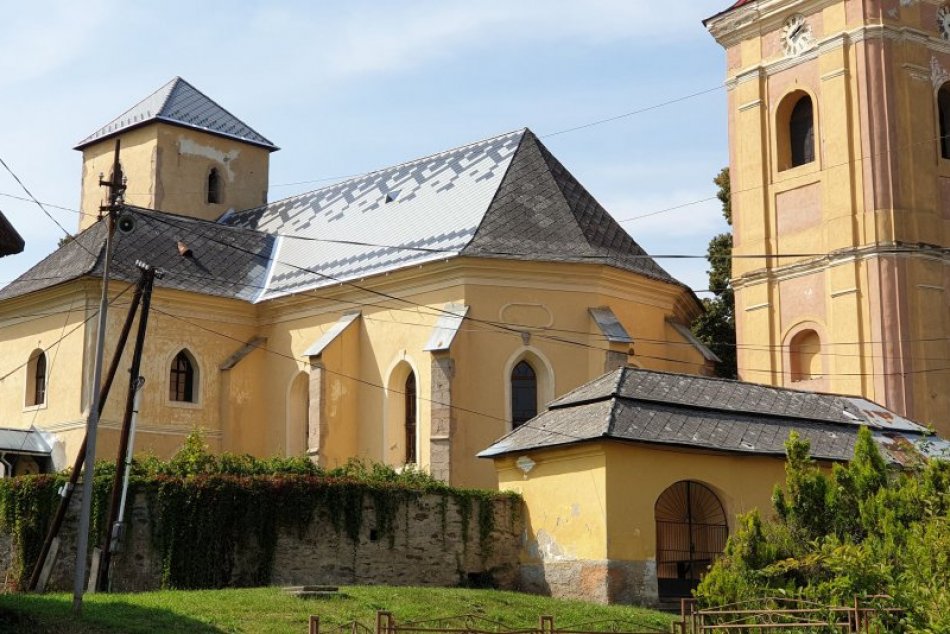 OBRAZOM: Pod rekonštruovanou strechou chrámu v Ratkovej sídli kolónia netopiera