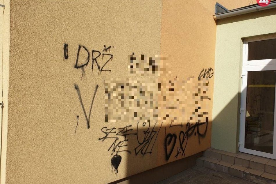Mladíci posprejovali fasádu v Lehote pod Vtáčnikom a hrozí im väzenie