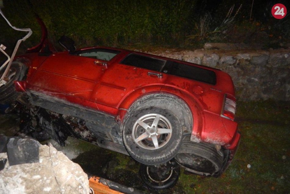 Dopravná nehoda v Tŕstí na FOTO: Peter prerazil zábradlie a padol do potoka