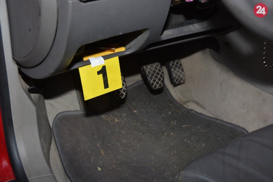 V OBRAZOCH: V Sliači zadržali 4 osoby pri predávaní podozrivých látok