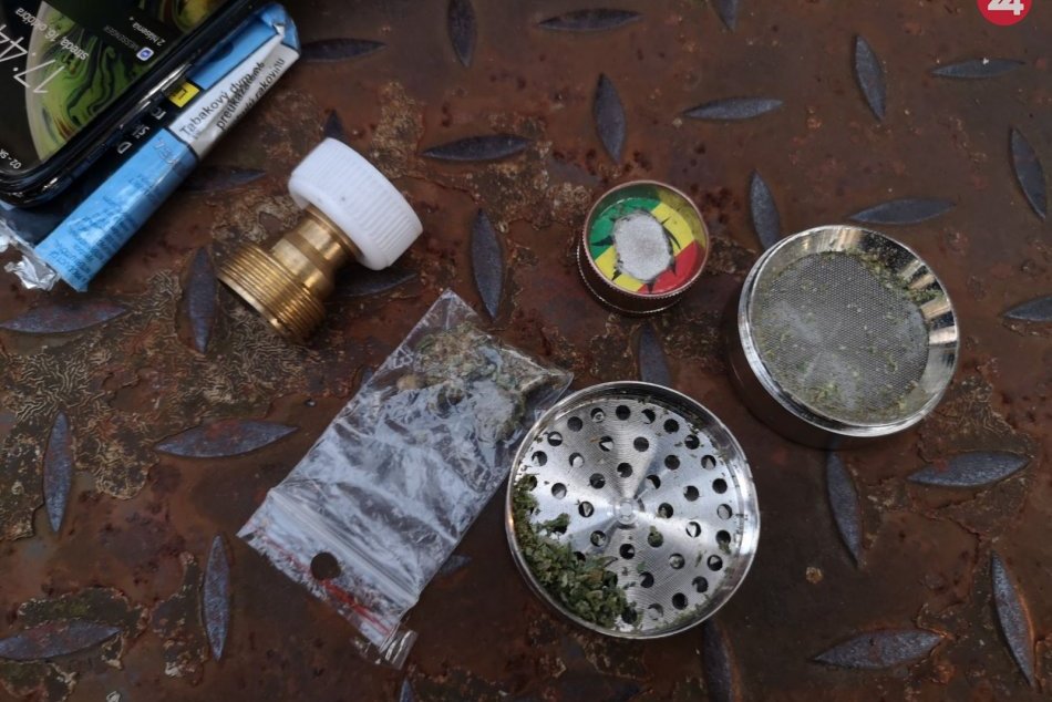 FOTO: Pozrite, čo mládeži našli počas preventívno-bezpečnostnej akcie v Trenčíne