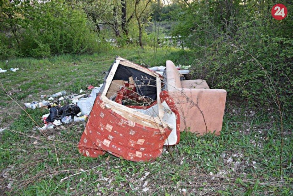 5,5 tony odpadu pri Váhu: Muž čelí obvineniu