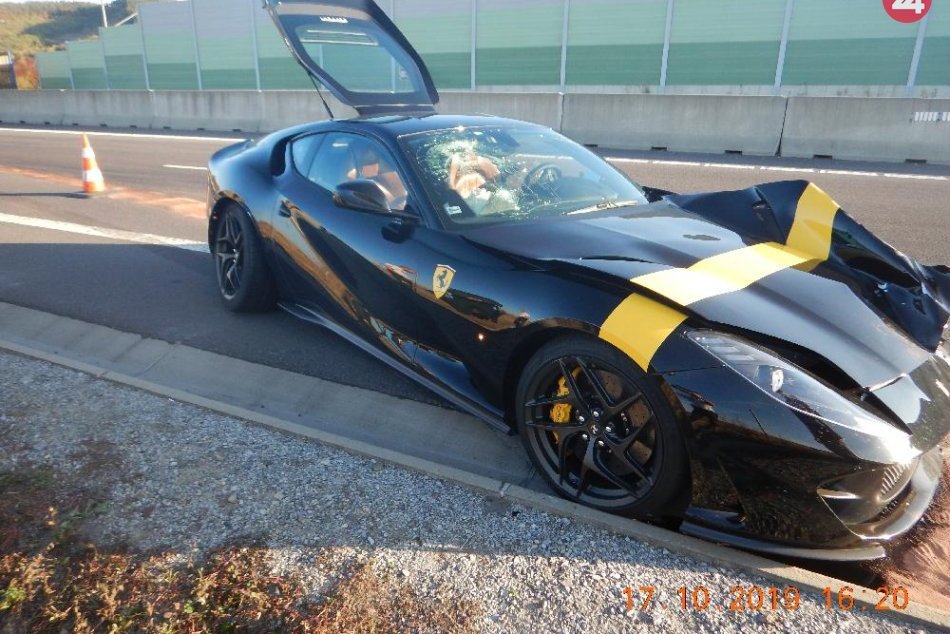 FOTO z miesta: Na R1 havarovalo Ferrari