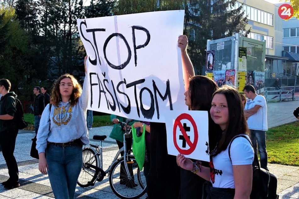 Zhromaždenia v centre Považskej na FOTO: Kotlebovci a spomienka na obete nacizmu