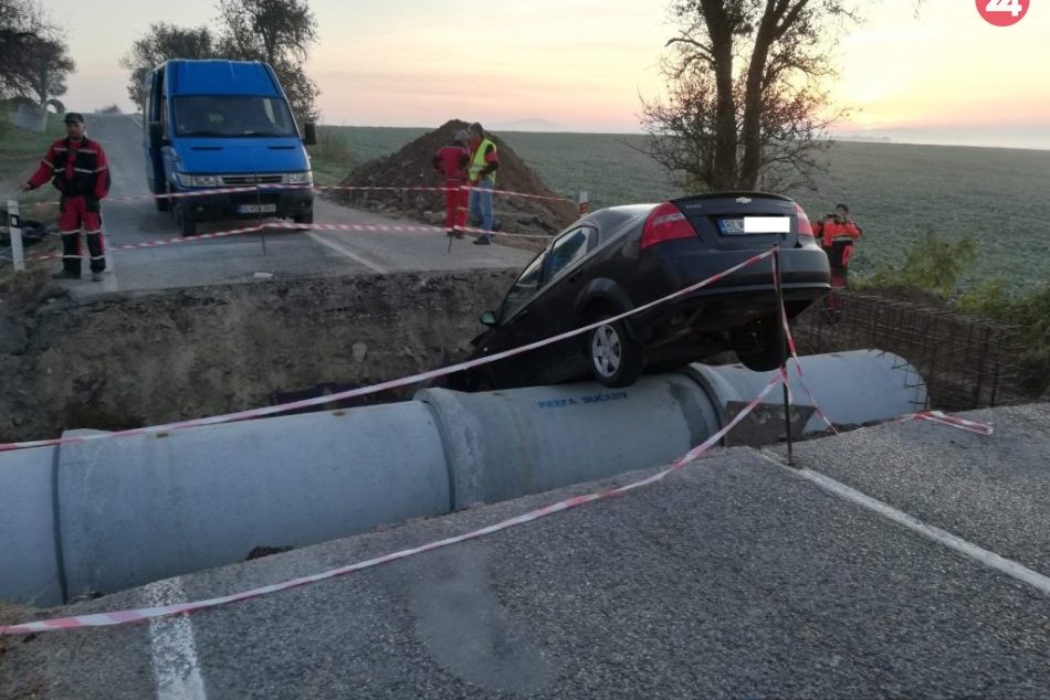 Kráter v ceste chcel vodič asi preskočiť: Zabudol, že nie je Knight Rider, FOTO