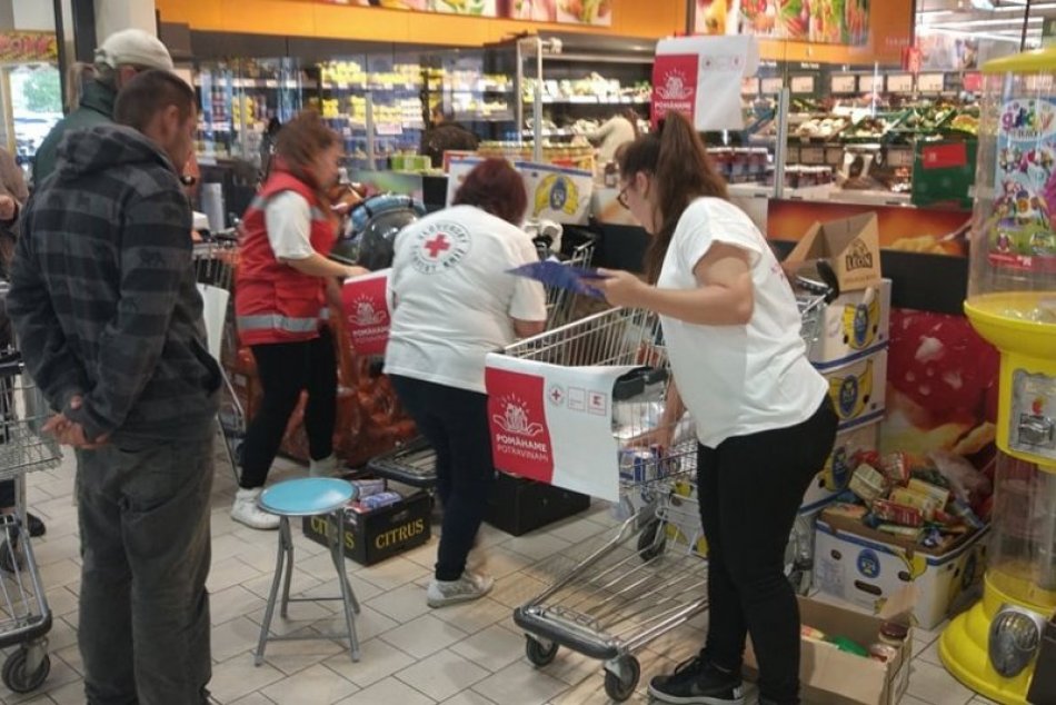 Šaľania ukázali veľké srdce: Ľuďom v núdzi darovali 37 balíkov potravín, FOTO
