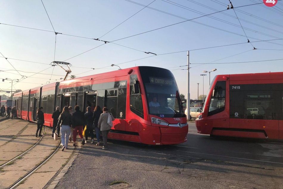 Poškodená električková trať na Zlatých pieskoch