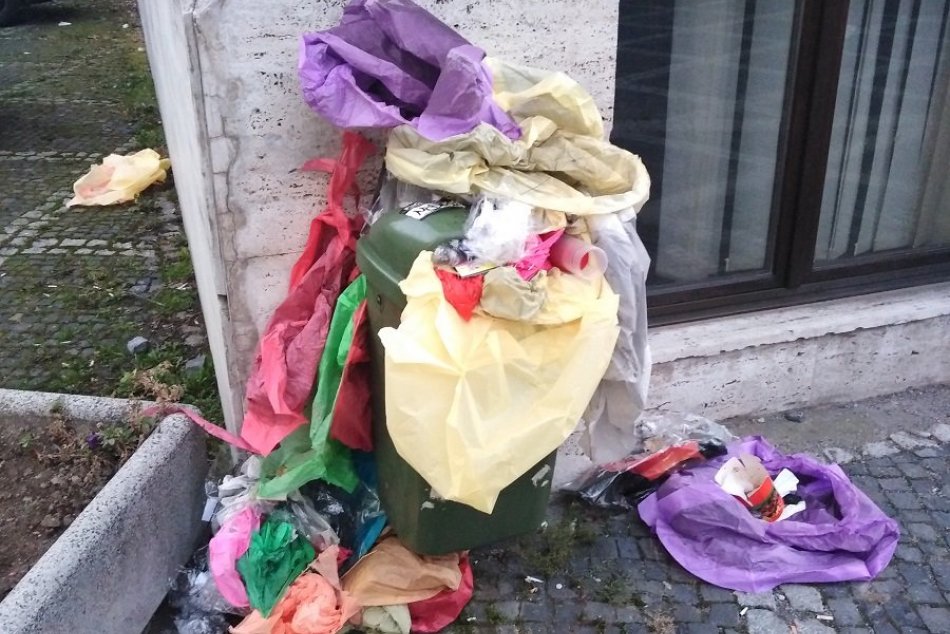 FOTO: Ulice Žiliny po hromadnom vypúšťaní lampiónov