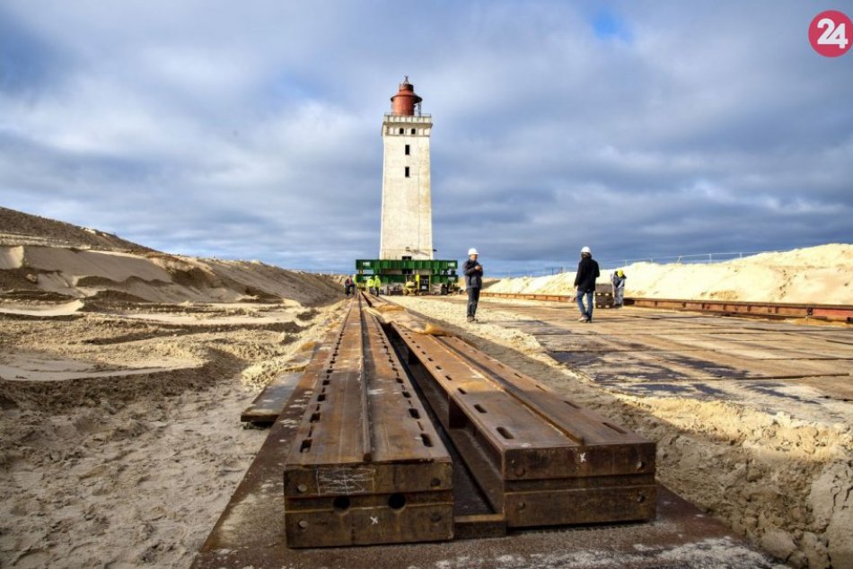120-ročný maják presunuli o približne 70 metrov