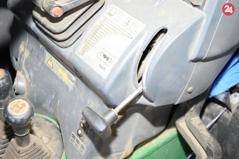 Mohlo to skončiť zle: Mladík zo Žilinského okresu spadol pod traktor