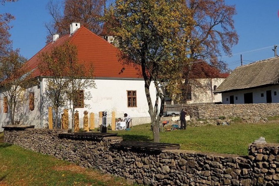 V areáli Múzea B. S. Timravy pribudli repliky drevených náhrobníkov