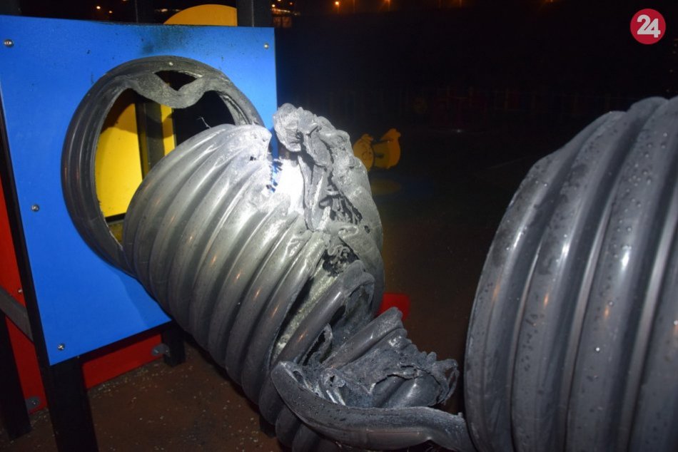 Podpálené detské ihrisko v Brezne