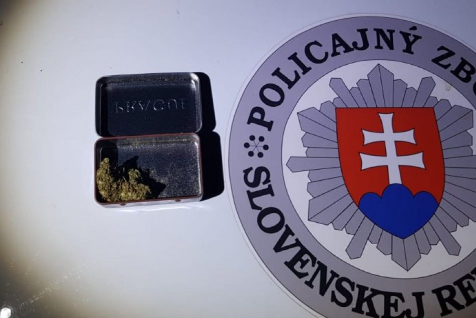 FOTO: Tomáš (20) z okresu Trenčín pri kontrole nafúkal a našli mu omamnú látku