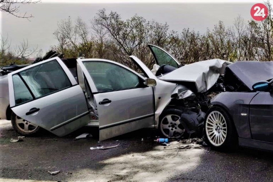 Vážna nehoda na Považí: Cestu medzi Ilavou a Pruským uzavreli