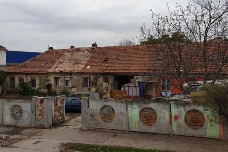 Poslanci schválili projekt prestupného bývania: Majer na Bernolákovej ulici zbúr