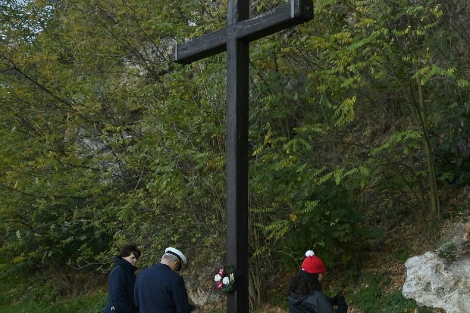 Spomienka na obete Dunaja pri kríži na nábreží v Devíne