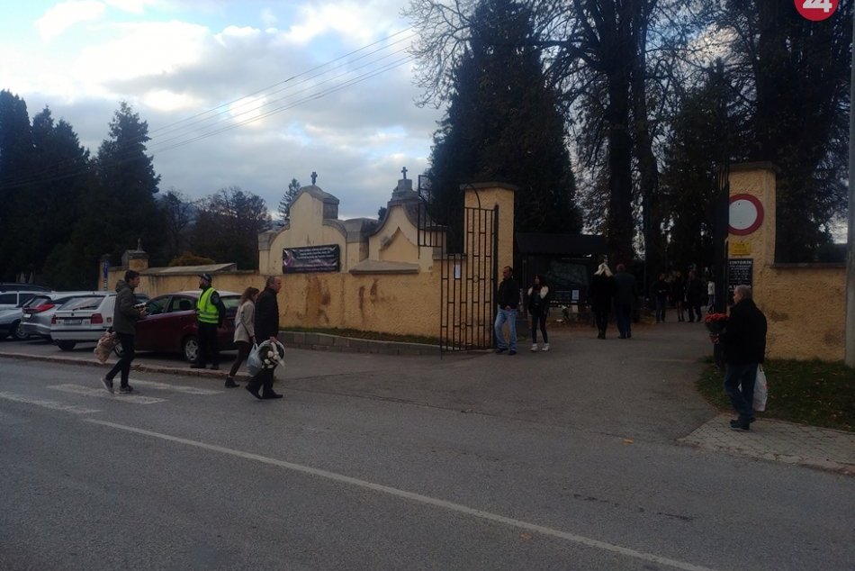 Obrazom: Na cintoríne v Rožňave zavládla sviatočná atmosféra
