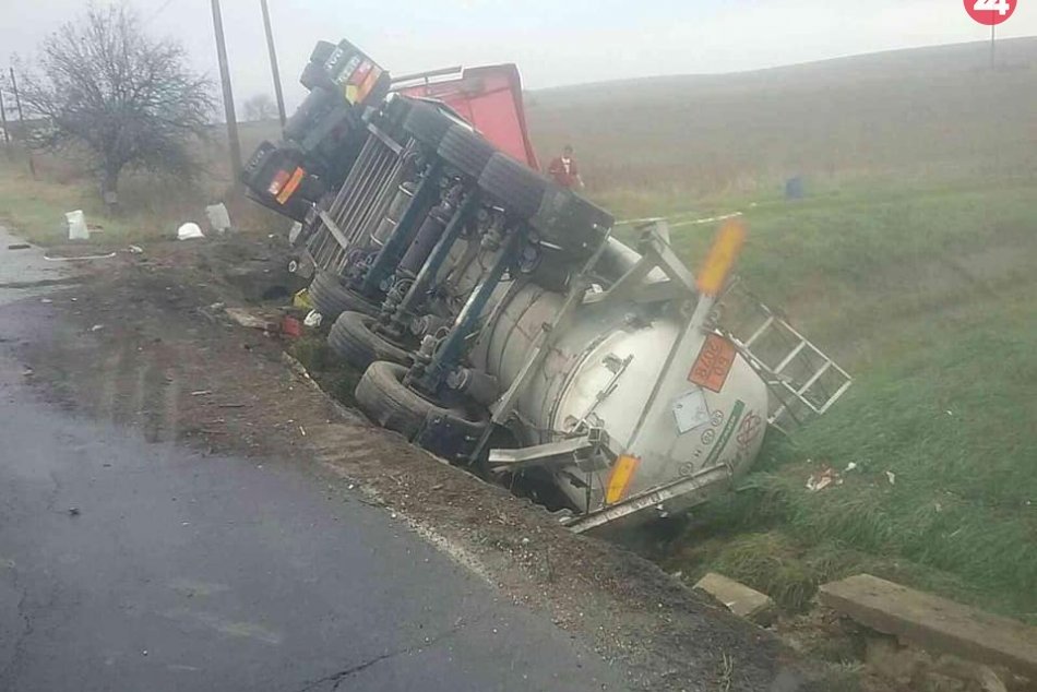 Na Gemeri sa prevrátila cisterna: Prevážala nebezpečnú látku, FOTO